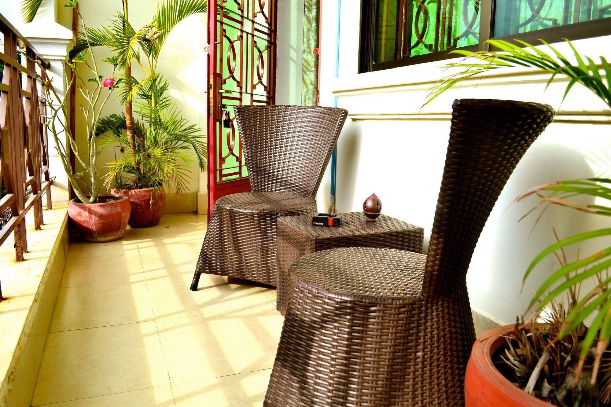 Cyclo Hotel-Bar-Restaurant Phnom Penh Exterior foto