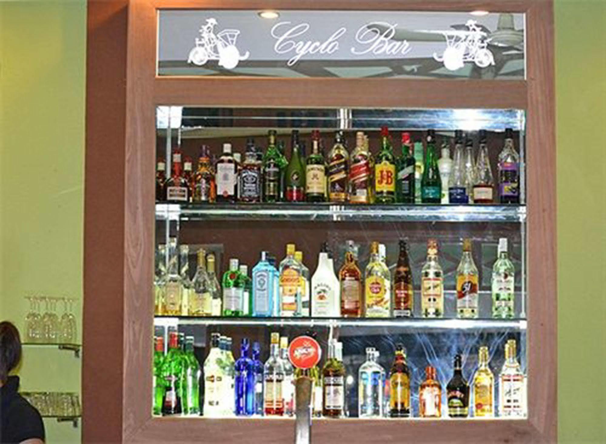 Cyclo Hotel-Bar-Restaurant Phnom Penh Exterior foto
