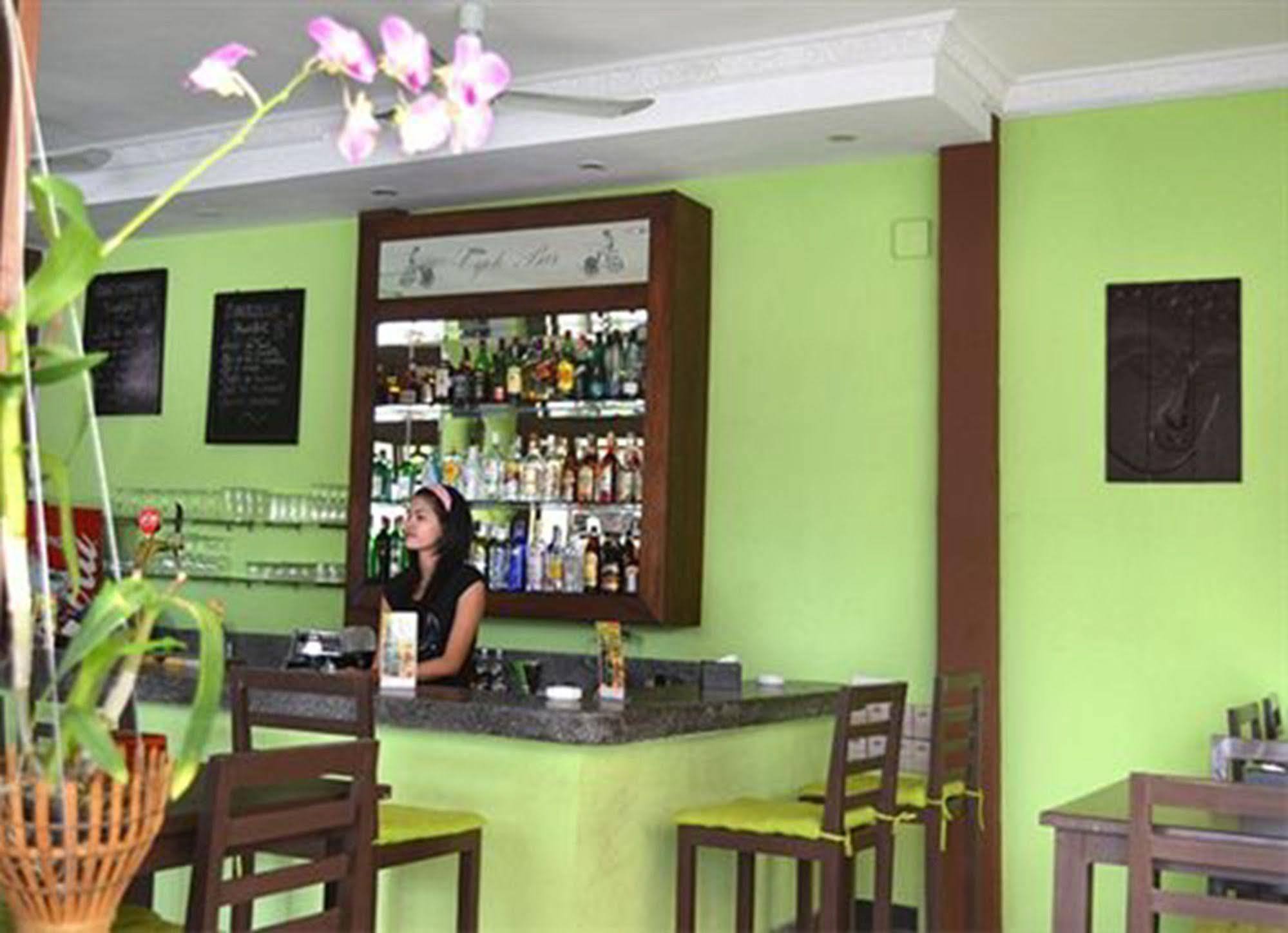 Cyclo Hotel-Bar-Restaurant Phnom Penh Exterior foto