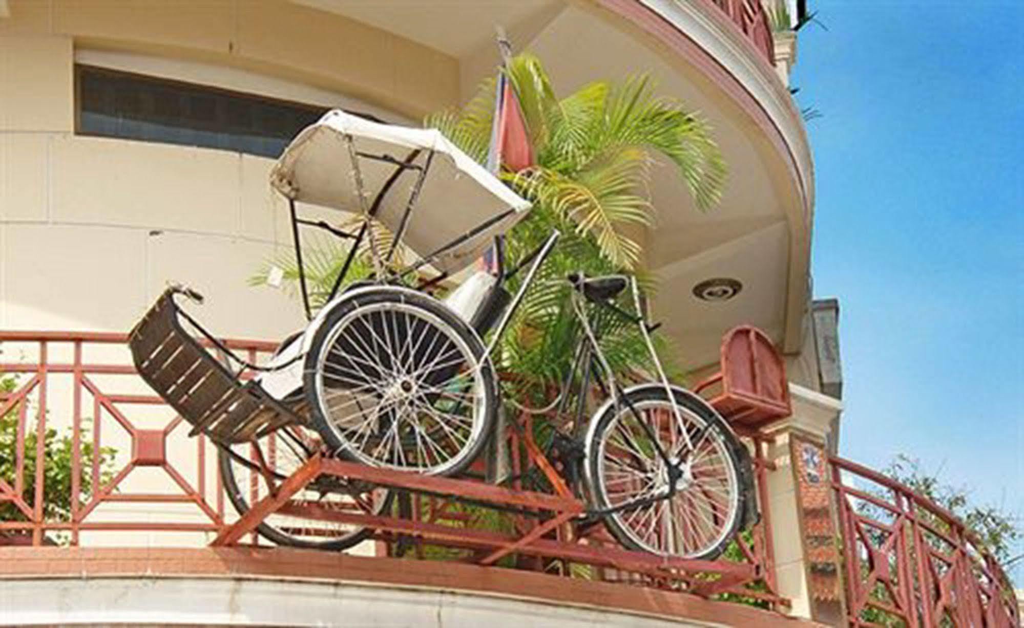 Cyclo Hotel-Bar-Restaurant Phnom Penh Exterior foto